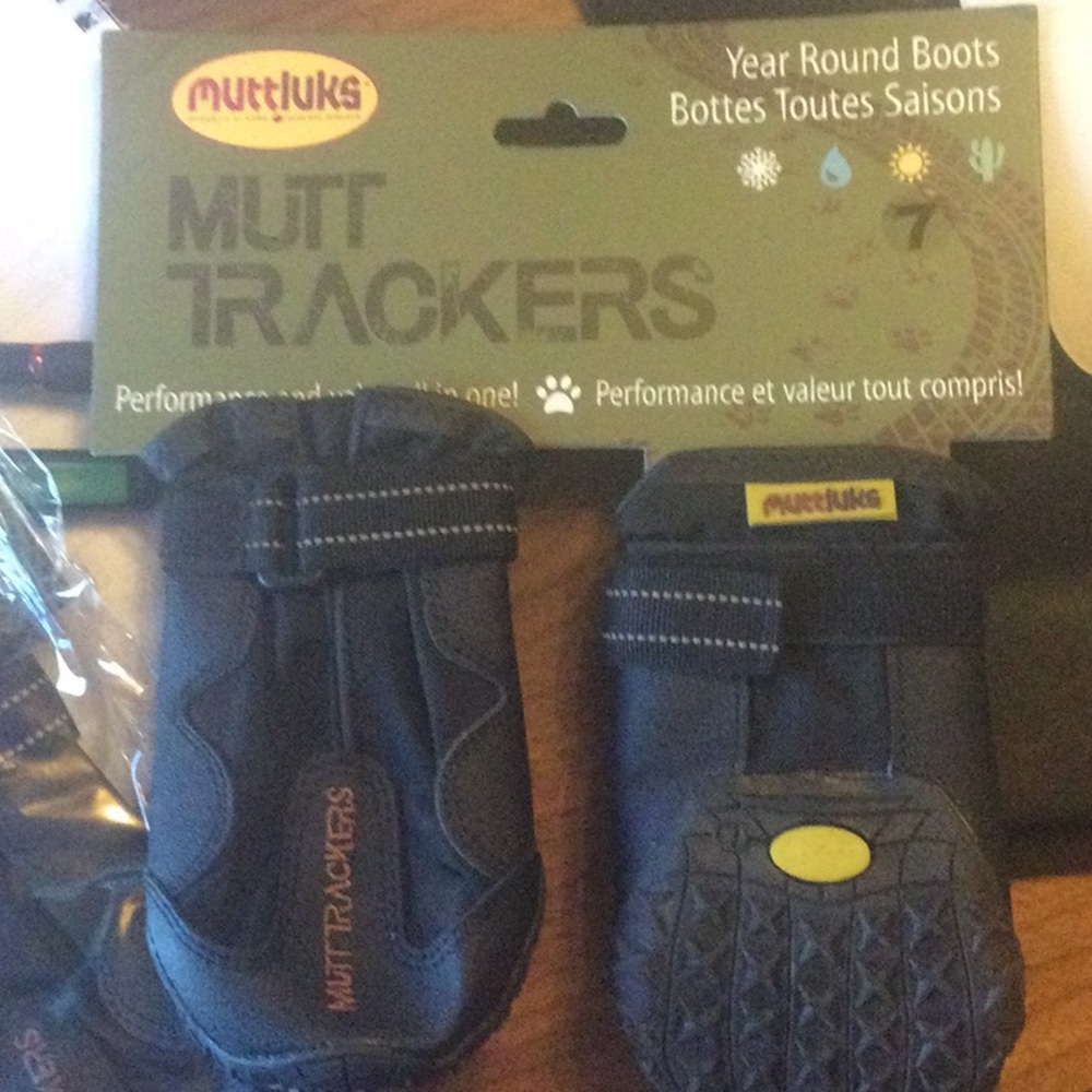 Brand New Muttluks Mutt Trackers sz. m-l (4 shoes)